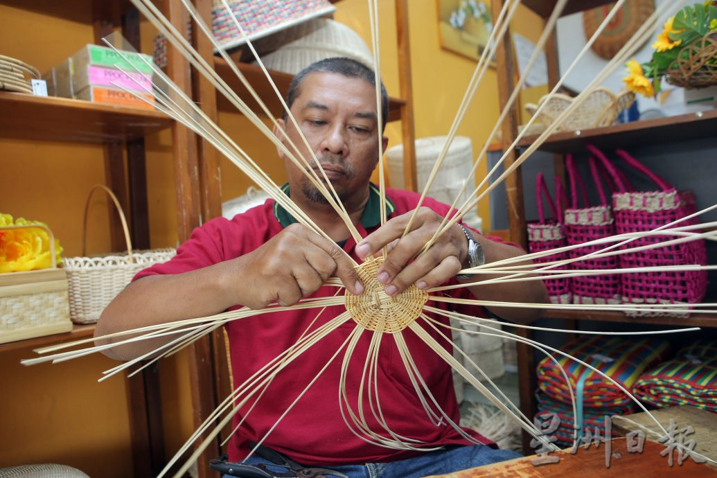 霹:15日见报/封底主文/【它的诞生】编织藤制品是重复日子 特殊人士心性纯粹成能工巧匠