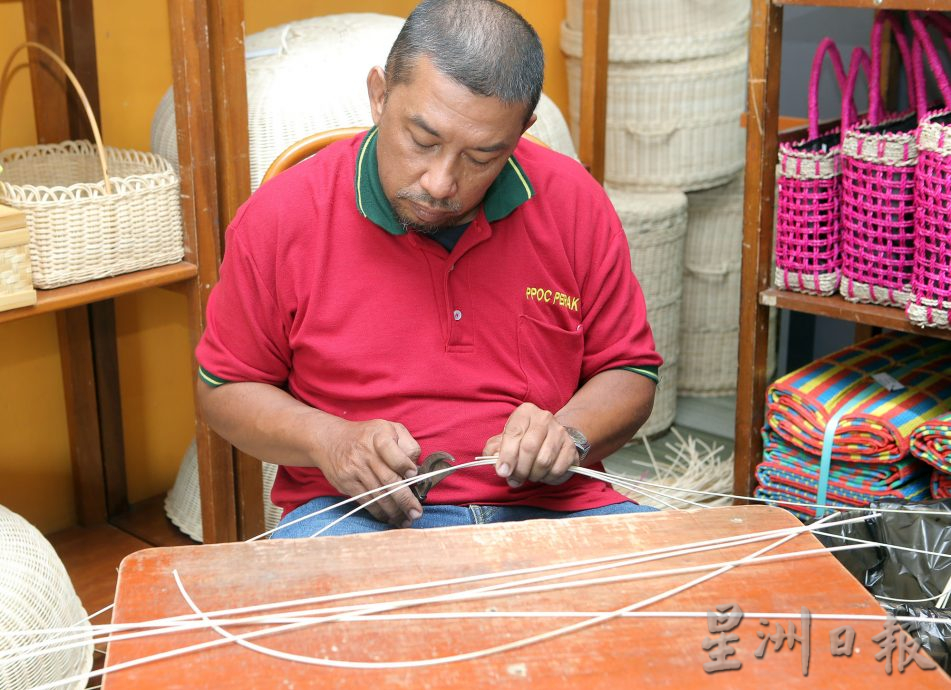 霹:15日见报/封底主文/【它的诞生】编织藤制品是重复日子 特殊人士心性纯粹成能工巧匠