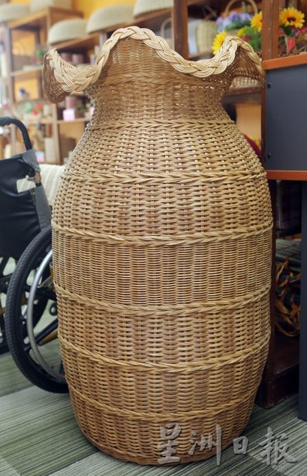 霹:15日见报/封底主文/【它的诞生】编织藤制品是重复日子 特殊人士心性纯粹成能工巧匠