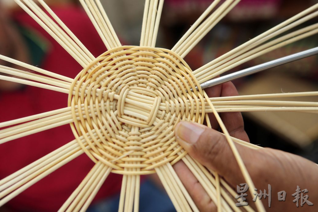 霹:15日见报/封底主文/【它的诞生】编织藤制品是重复日子 特殊人士心性纯粹成能工巧匠