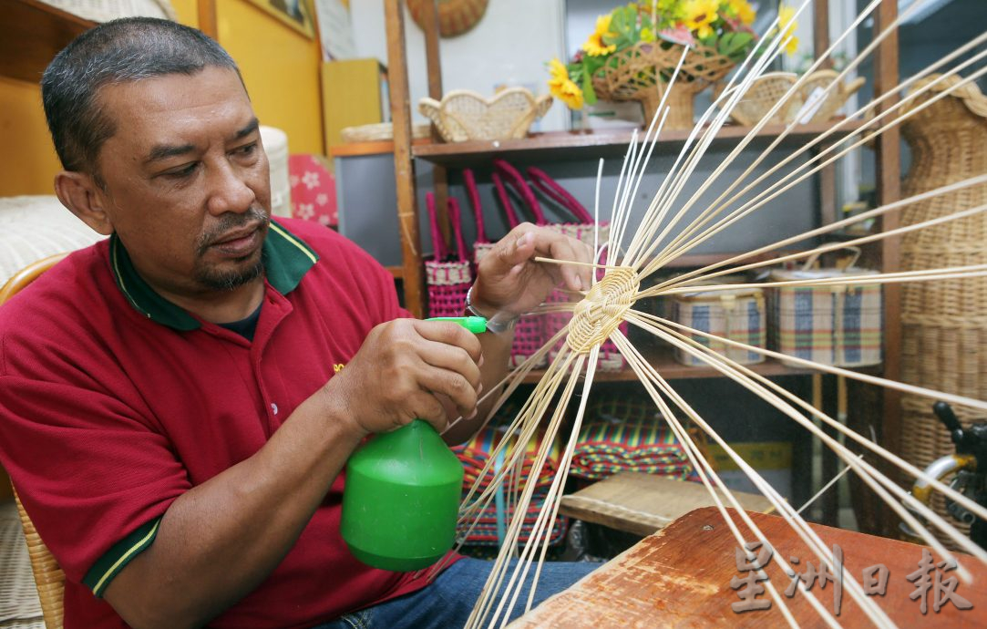 霹:15日见报/封底主文/【它的诞生】编织藤制品是重复日子 特殊人士心性纯粹成能工巧匠