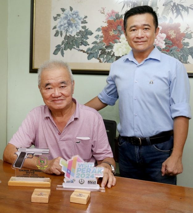 霹：29日见报／封底主文／它的诞生︱广告招牌与海报