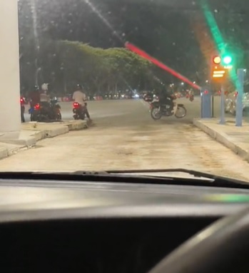 飙摩托党用RFID过收费站 阻碍后方车通行