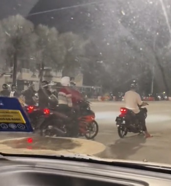 飙摩托党用RFID过收费站 阻碍后方车通行