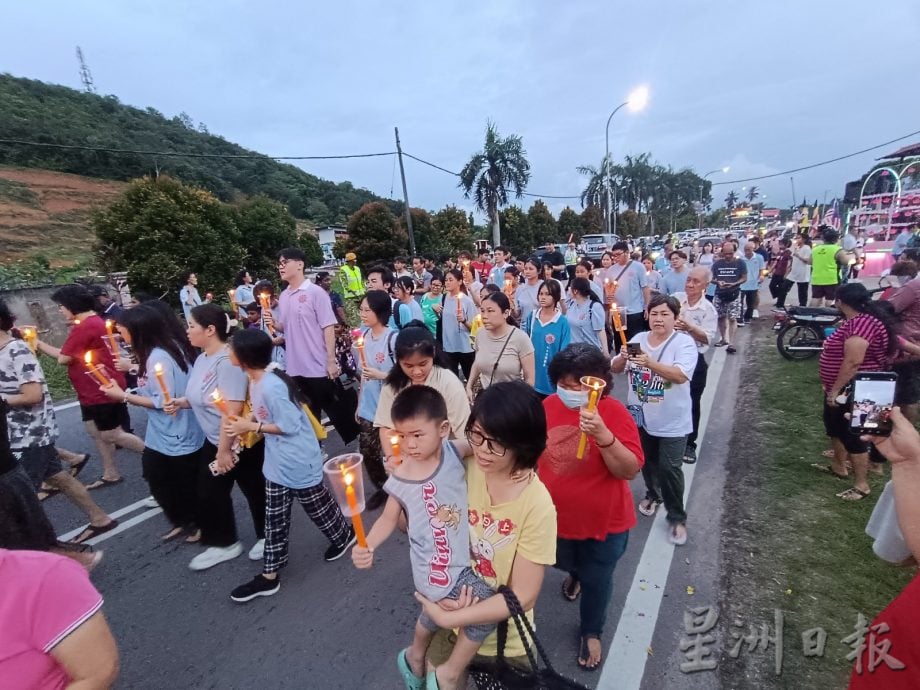 马佛总马口支会睽违5年复办  10花车千人持烛火 游行
