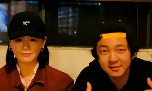 马思纯传隐婚 男友无名指戴戒指