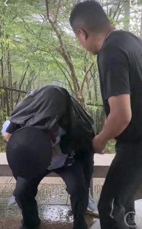 黄山飞来石遭雷击 传出多名游客受伤