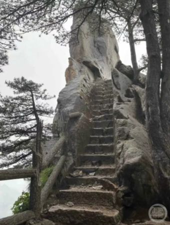 黄山飞来石遭雷击 传出多名游客受伤