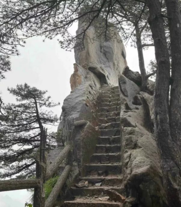 黄山飞来石︱雷劈栏杆碎石击伤13游客 目击者：小孩遭雷击要背下山