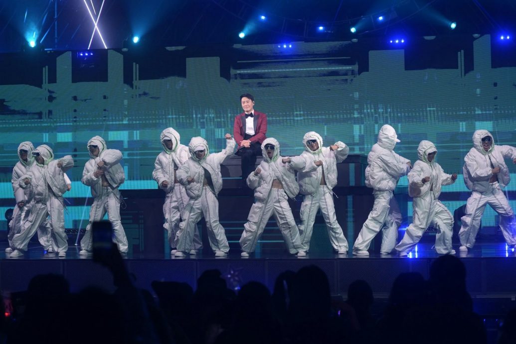 黎明开唱难得跳舞　网民：和撞鬼一样讲缘分