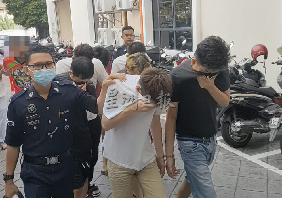 (全国版)涉网赌呼叫中心 8男女被控不认罪