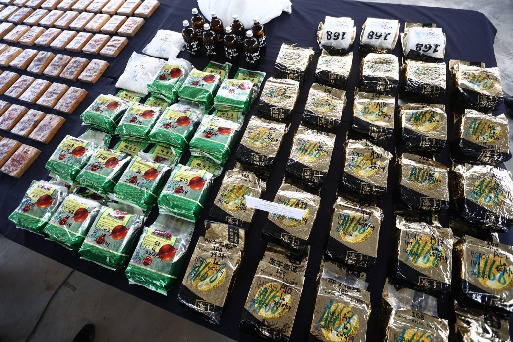 （全国版）疑集团首脑贩毒暴富买豪宅名车，落网炼毒所曝光拒供余党身份