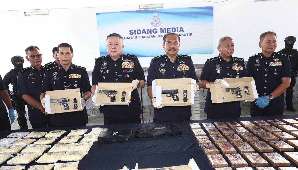 （全国版）疑集团首脑贩毒暴富买豪宅名车，落网炼毒所曝光拒供余党身份