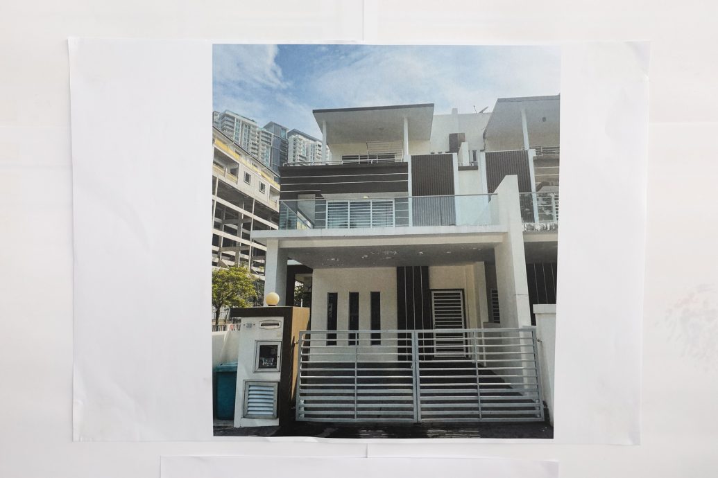 （全国版）疑集团首脑贩毒暴富买豪宅名车，落网炼毒所曝光拒供余党身份