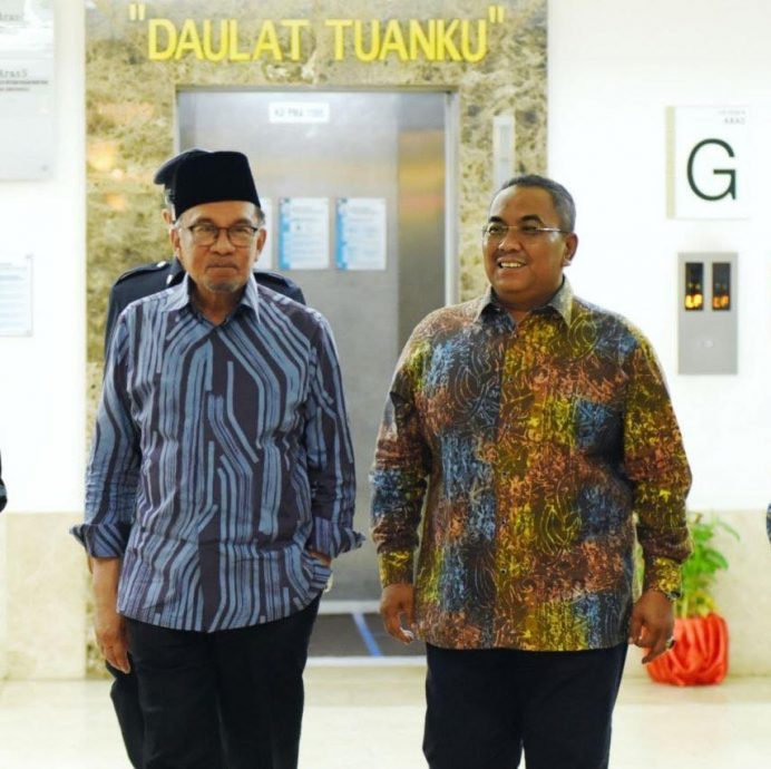 (全国版)莫哈末沙努西向安华道歉被网名嘲笑!