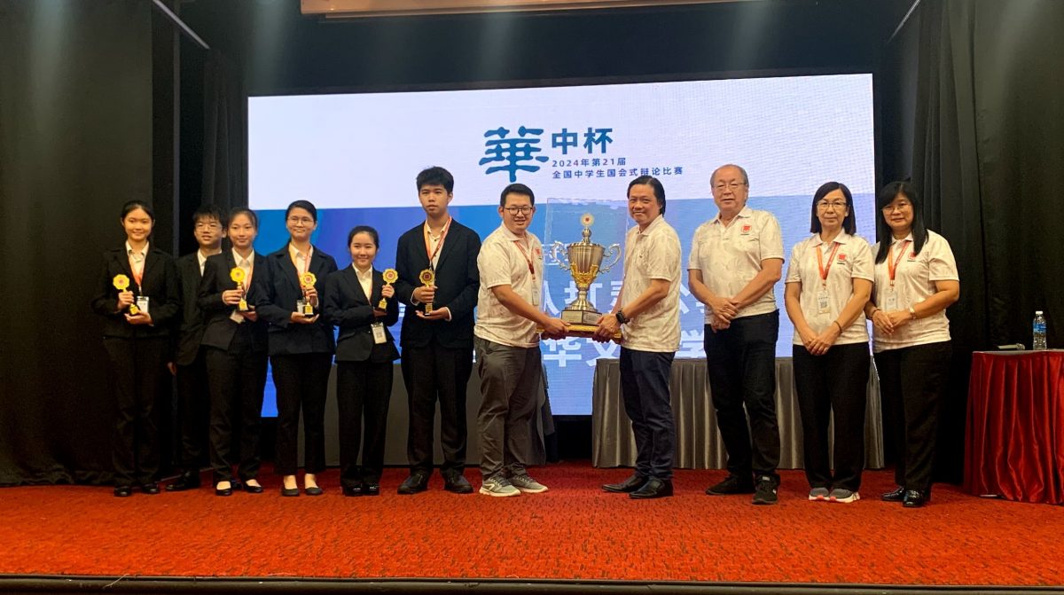 （全国版）雪兰莪八打灵公教华中夺全国辩论赛冠军！