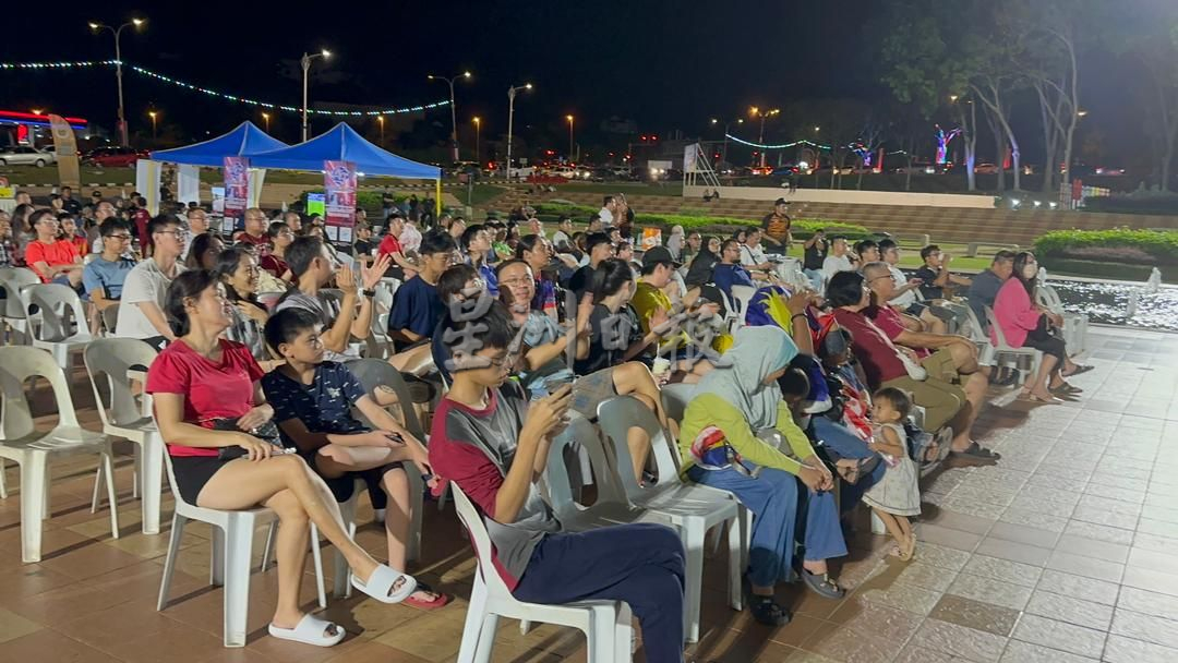 (古城封底主文)约300人聚集甲市政厅广场观赏汤杯半决赛 欢呼声此起彼落