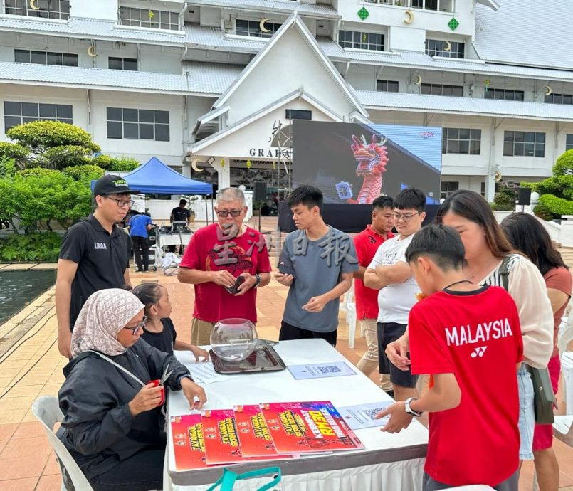 (古城封底主文)约300人聚集甲市政厅广场观赏汤杯半决赛 欢呼声此起彼落