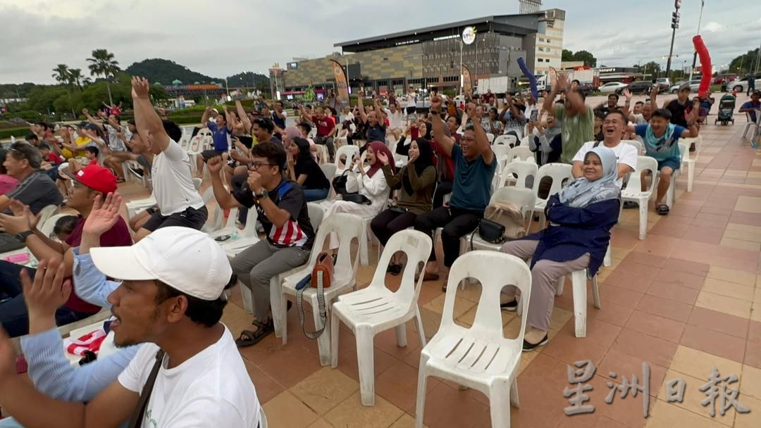 (古城封底主文)约300人聚集甲市政厅广场观赏汤杯半决赛 欢呼声此起彼落