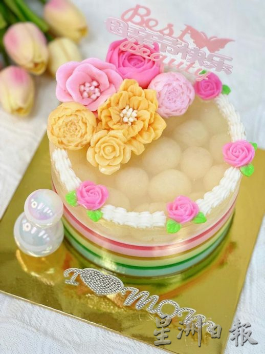 (古城封面主文)业者推出母亲节蛋糕,赞颂母亲的伟大