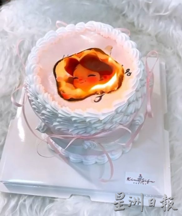 (古城封面主文)业者推出母亲节蛋糕,赞颂母亲的伟大