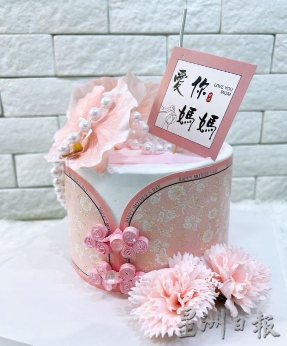 (古城封面主文)业者推出母亲节蛋糕,赞颂母亲的伟大