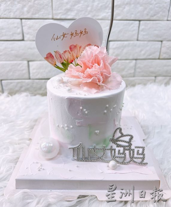 (古城封面主文)业者推出母亲节蛋糕,赞颂母亲的伟大