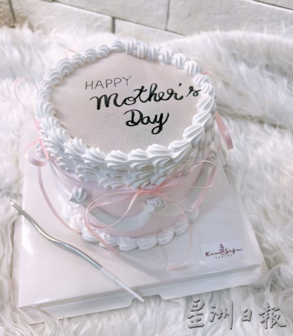 (古城封面主文)业者推出母亲节蛋糕,赞颂母亲的伟大