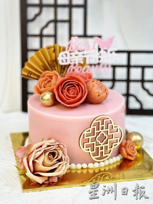 (古城封面主文)业者推出母亲节蛋糕,赞颂母亲的伟大
