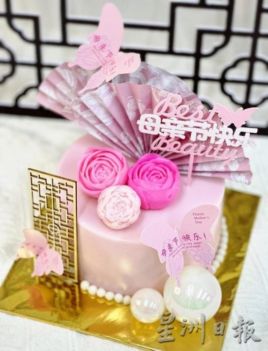 (古城封面主文)业者推出母亲节蛋糕,赞颂母亲的伟大