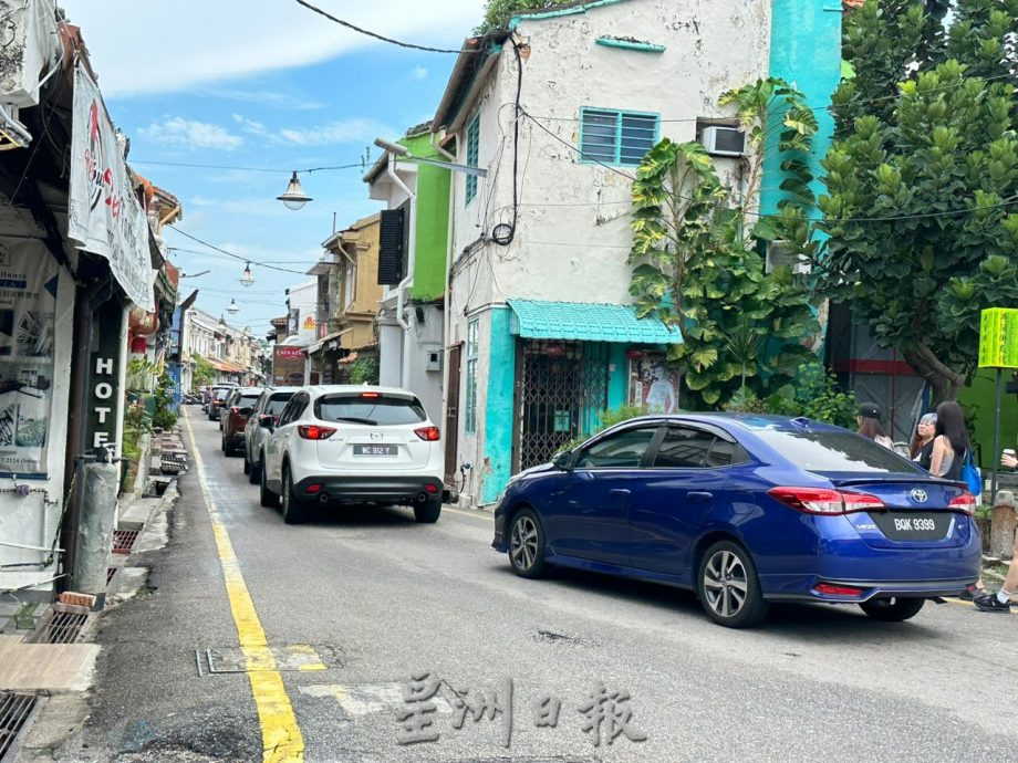 (古城封面主文)改道后老街车流量高 商民忧老街建筑受影响