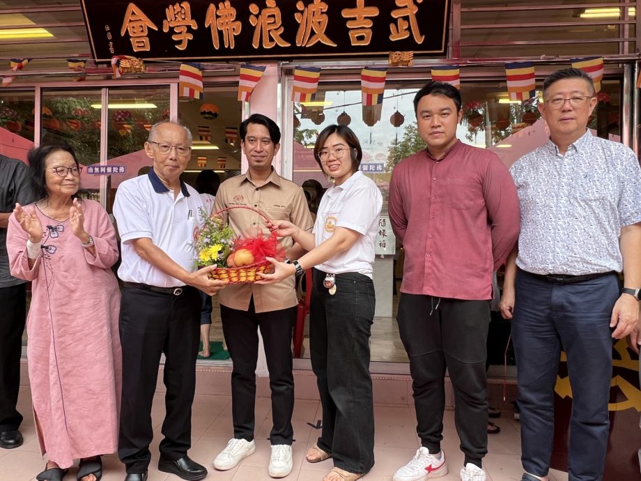 (古城封面主文)武吉波浪佛学会卫塞节庆典·男女老少共沾法喜