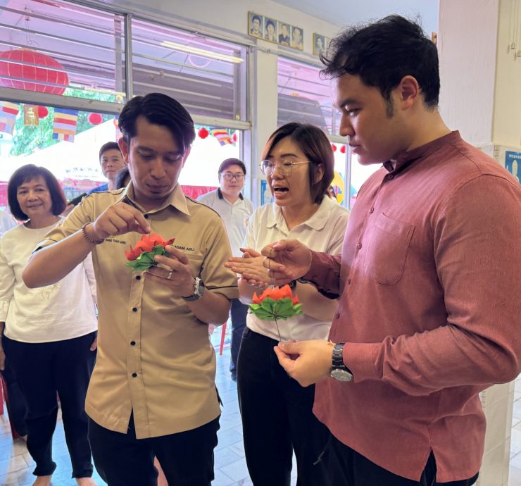 (古城封面主文)武吉波浪佛学会卫塞节庆典·男女老少共沾法喜