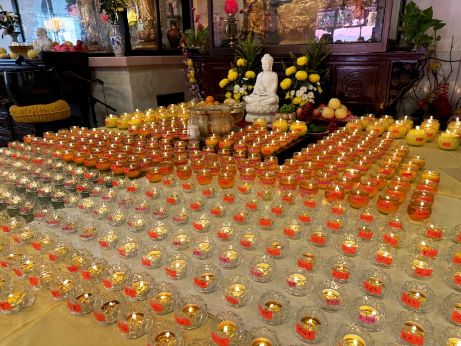 (古城封面主文)武吉波浪佛学会卫塞节庆典·男女老少共沾法喜