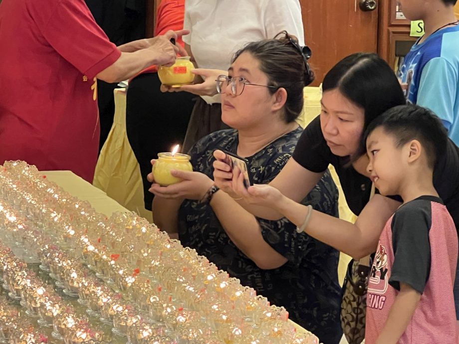 (古城封面主文)武吉波浪佛学会卫塞节庆典·男女老少共沾法喜