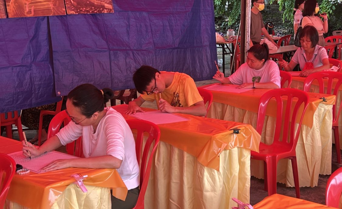 (古城封面主文)武吉波浪佛学会卫塞节庆典·男女老少共沾法喜