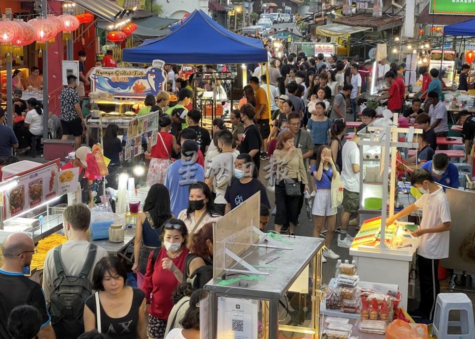 (古城封面主文)配合“马六甲夜生活”,鸡场街夜市周六延长营业时间至凌晨1时