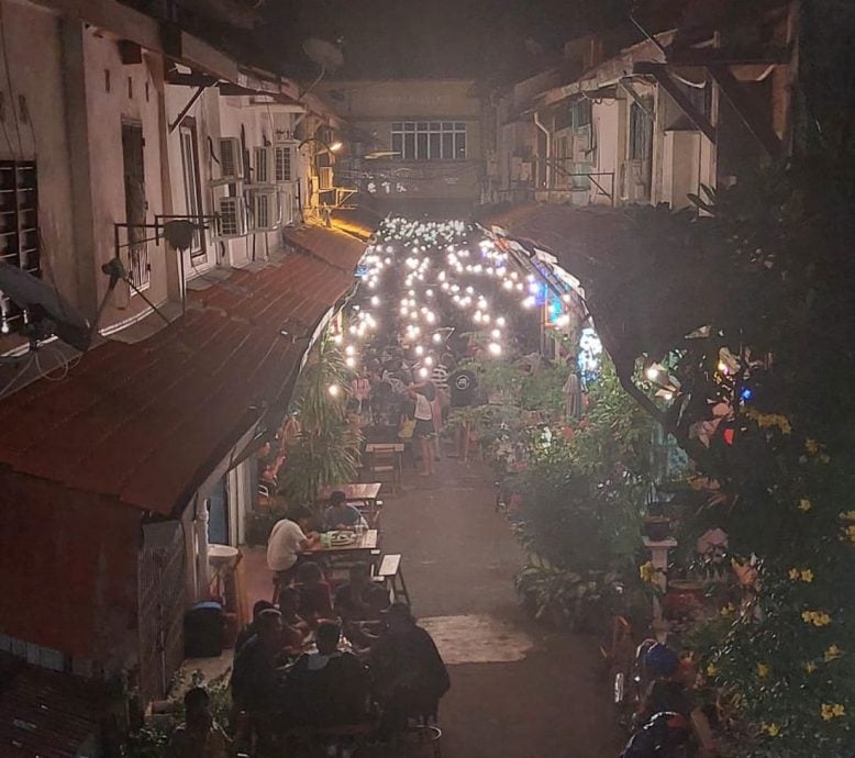 (古城封面主文)配合“马六甲夜生活”,鸡场街夜市周六延长营业时间至凌晨1时