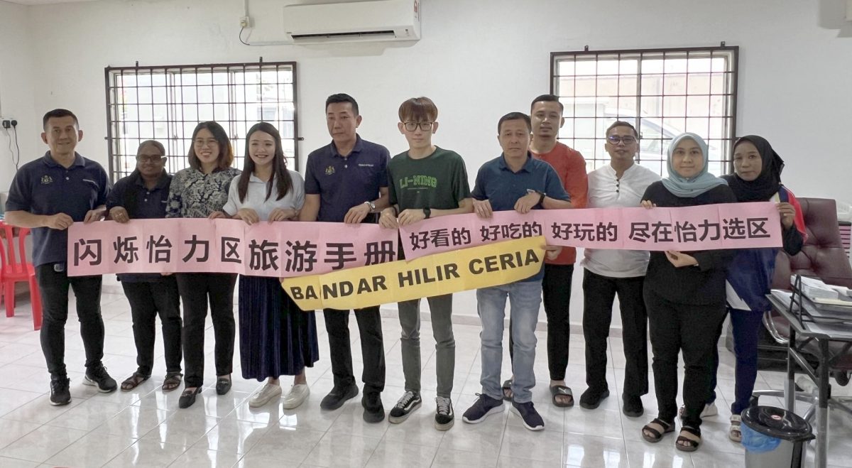 (古城封面副文)林朝雁推介“闪烁怡力区”旅游手册招募