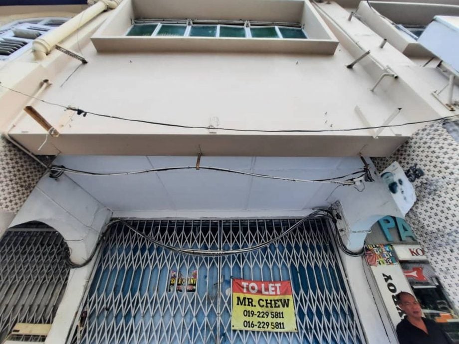 (古城版)牙拉也空置老屋天花板、木板掉落,威胁路人