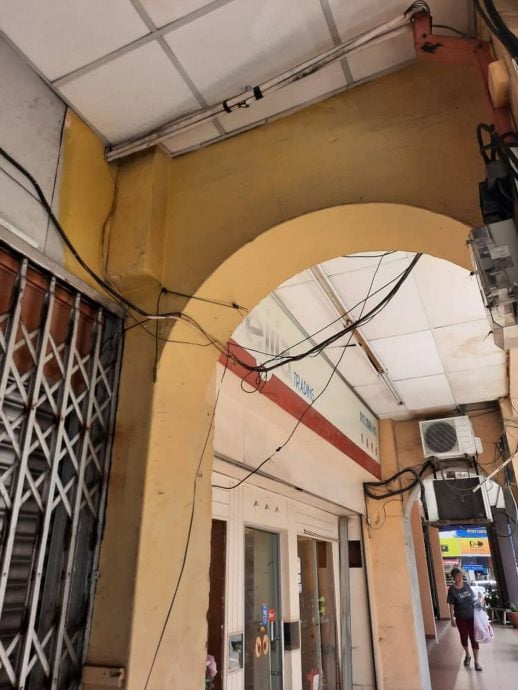 (古城版)牙拉也空置老屋天花板、木板掉落,威胁路人