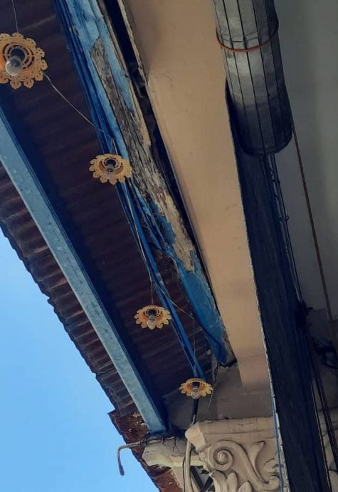 (古城版)牙拉也空置老屋天花板、木板掉落,威胁路人