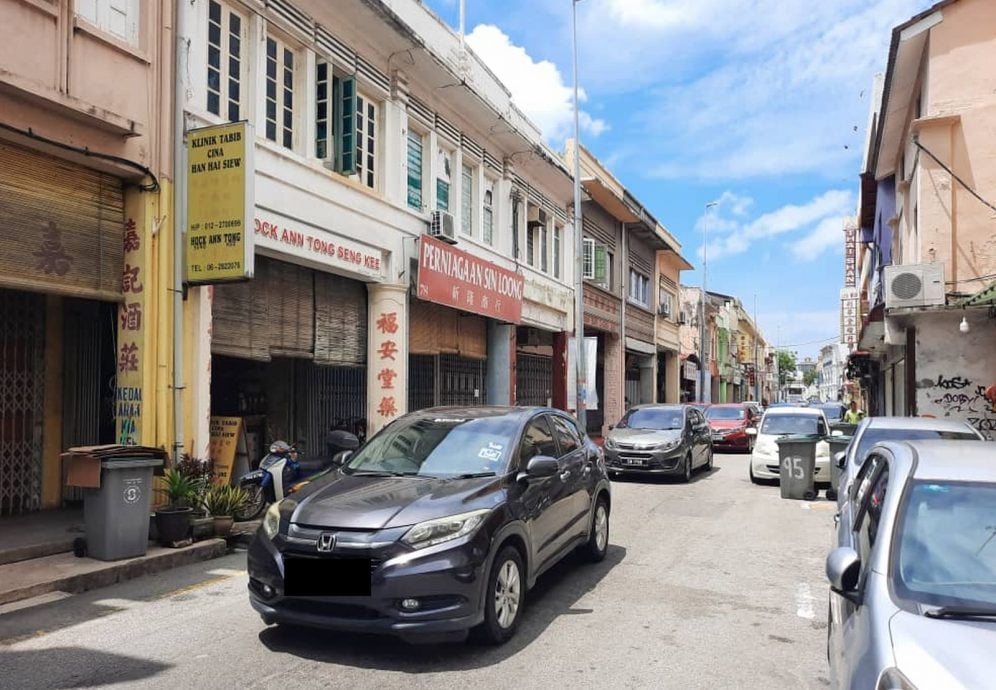 (古城版)牙拉也空置老屋天花板、木板掉落,威胁路人