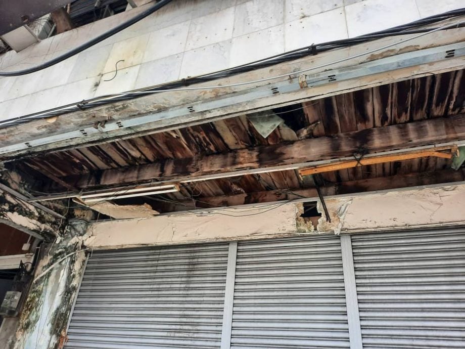 (古城版)牙拉也空置老屋天花板、木板掉落,威胁路人