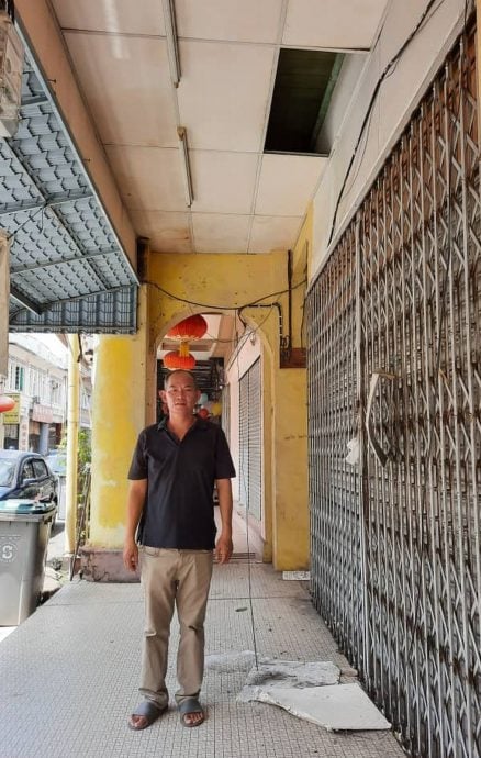 (古城版)牙拉也空置老屋天花板、木板掉落,威胁路人