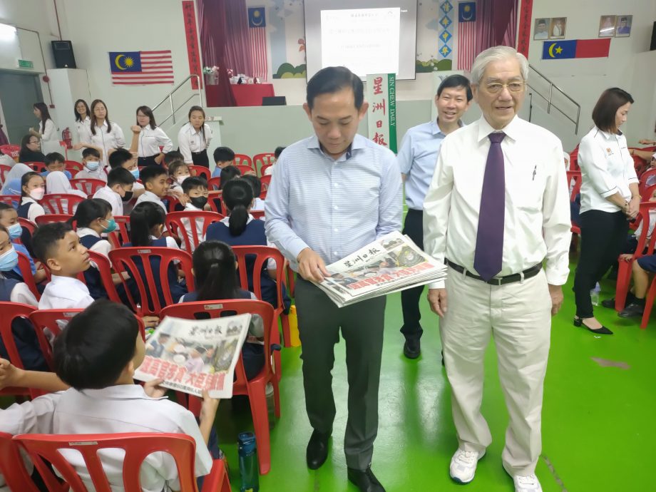 （古城第4版主文）中华学校阅报计划仪式