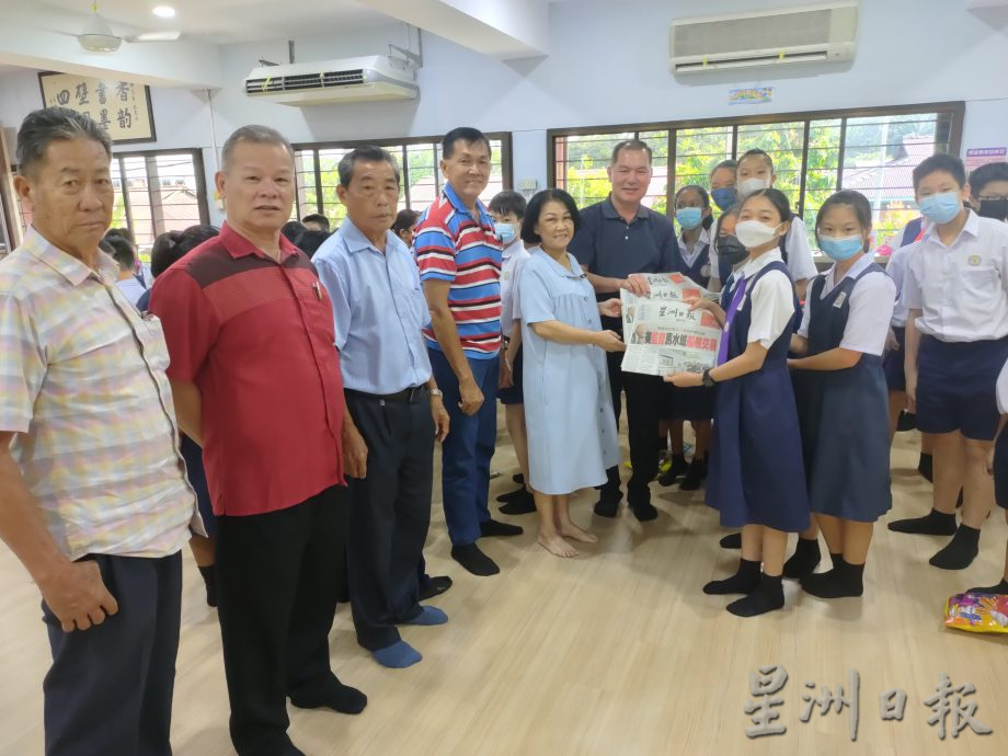 (古城第4版主文)明光华校学生阅报计划赠报仪式