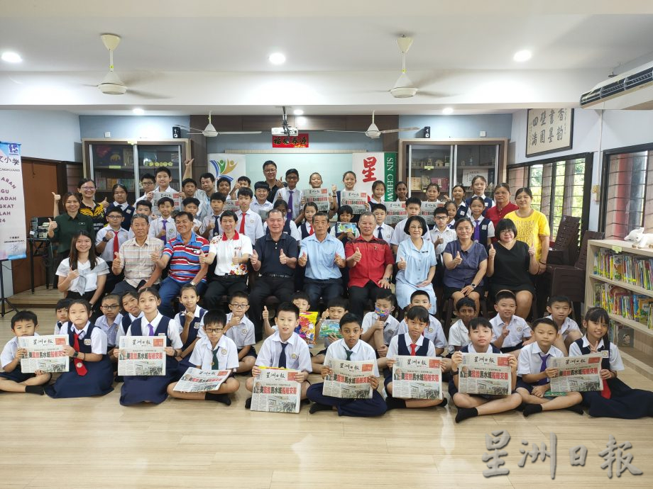 (古城第4版主文)明光华校学生阅报计划赠报仪式