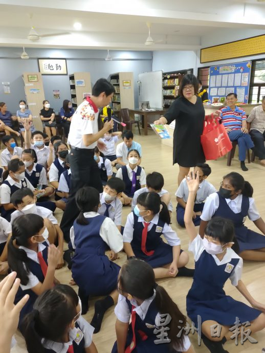 (古城第4版主文)明光华校学生阅报计划赠报仪式