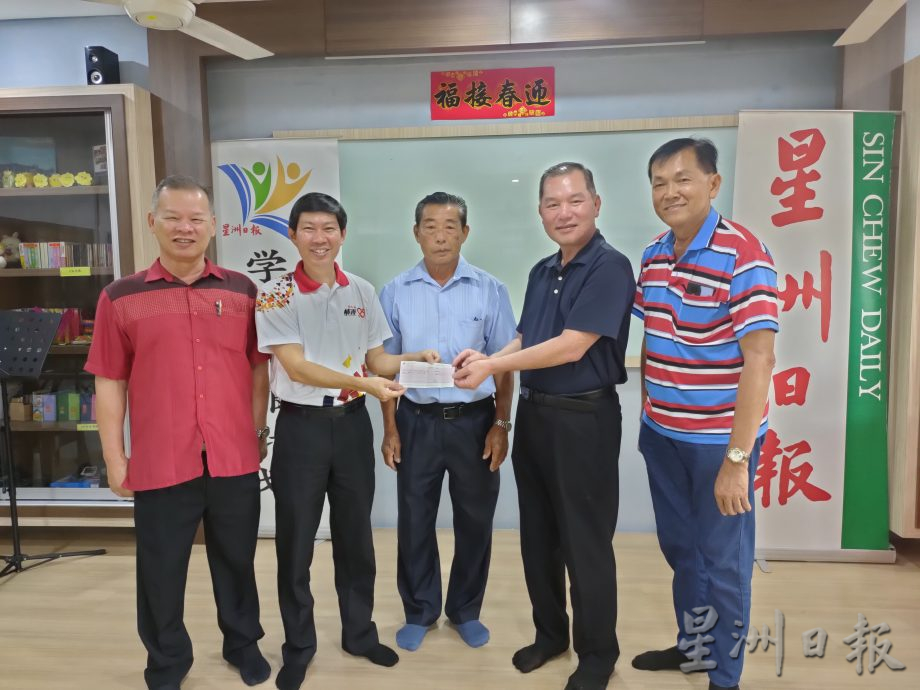 (古城第4版主文)明光华校学生阅报计划赠报仪式